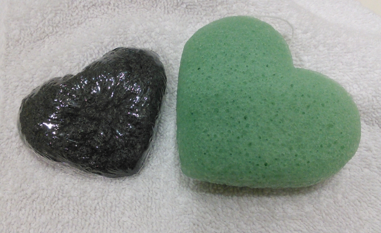 Dry and wet konjac sponge comparison