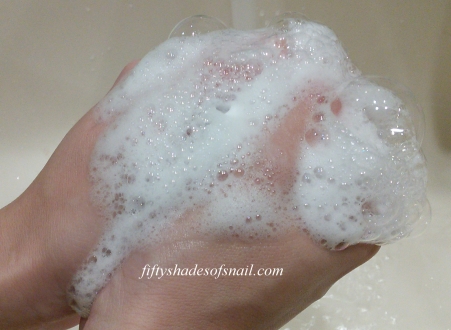 Cleanser bubbles from foaming net
