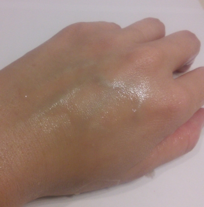 Hand cleansed with illi Total Aging Care Cleansing Oil